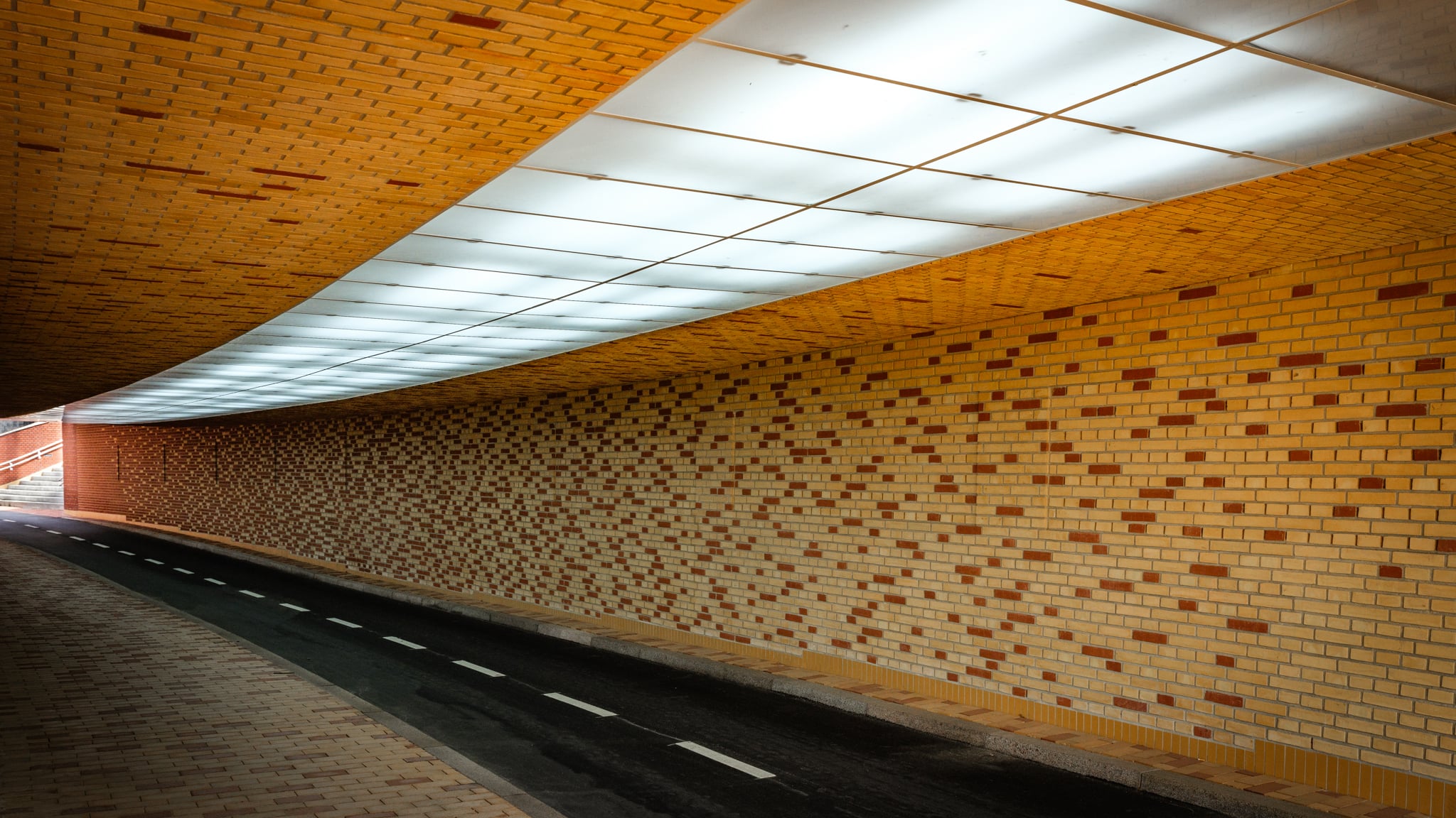 Overgangen fra den gule til den røde universitetsby i Aarhus - meget smukt og originalt lavet tunnel under Randersvej.