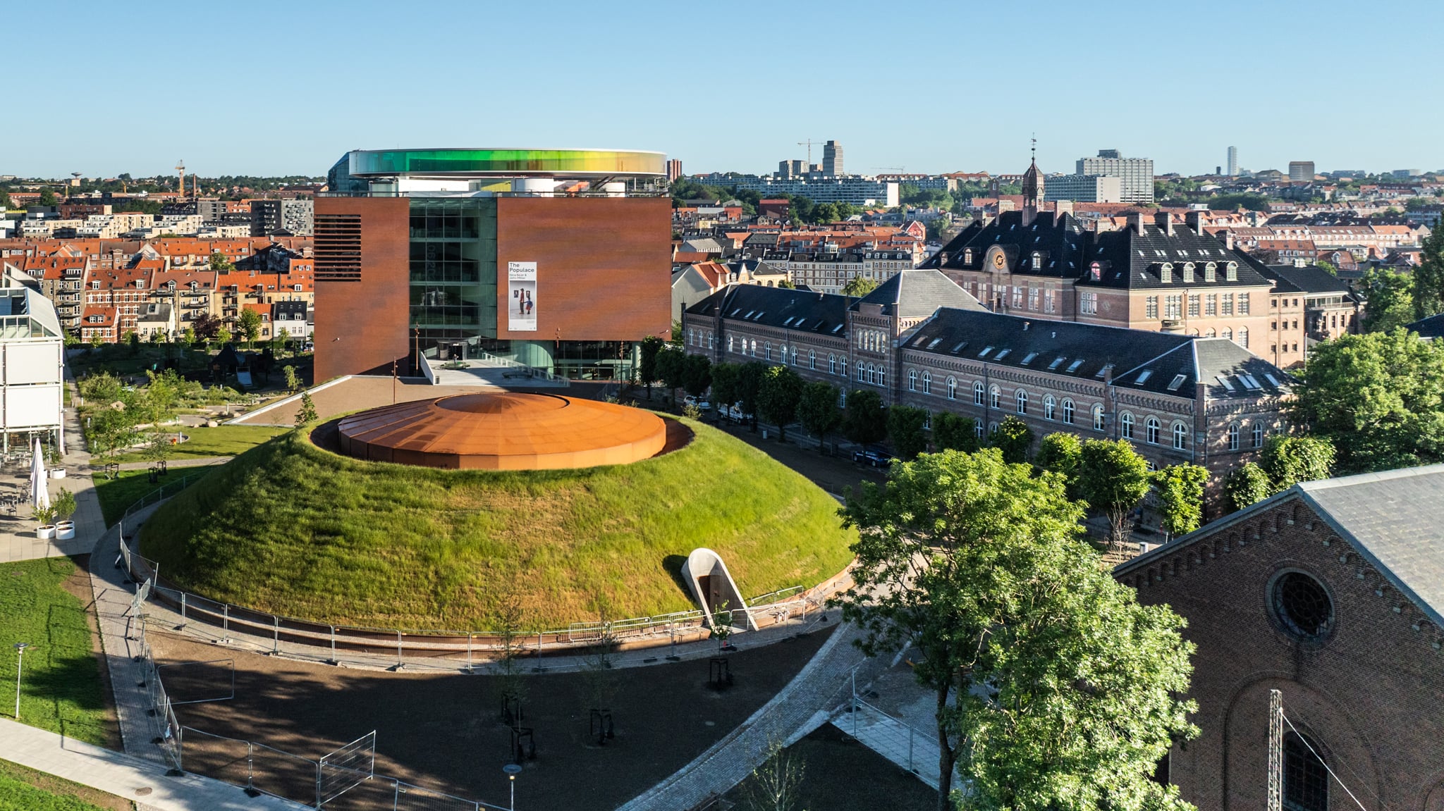 I forbindelse med åbningen af ARoS, James Turrell's, Skyspace - Domen "As Seen Below", stod jeg for drone entreprisen. Her stod jeg kl. 6 om morgenen for at lave de smukke billeder over ARoS og Aarhus. Your Rainbow Panorama af Olafur Eliasson er naturligvis en del af billedet.