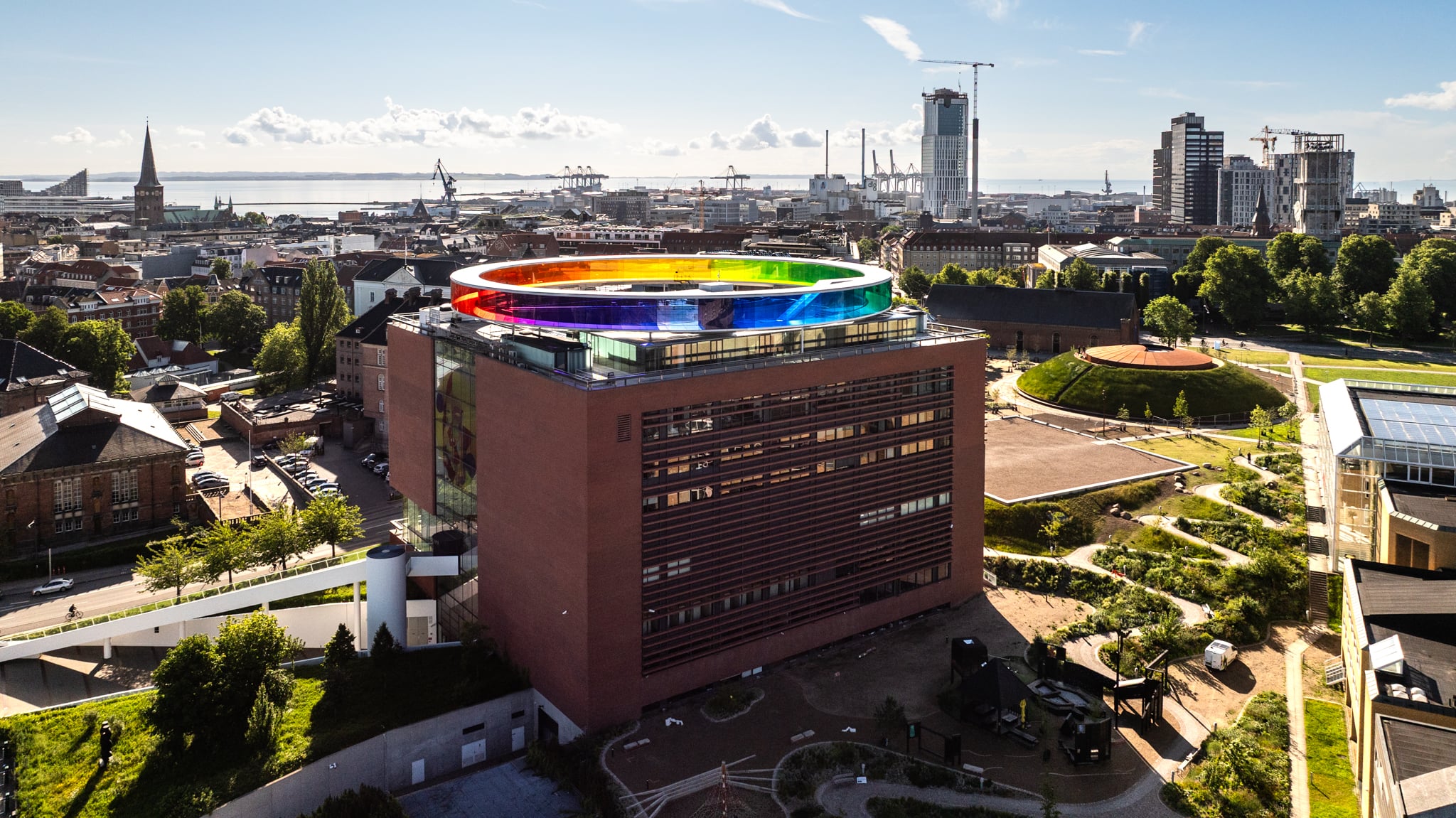I forbindelse med åbningen af ARoS, James Turrell's, Skyspace - Domen "As Seen Below", stod jeg for drone entreprisen. Her stod jeg kl. 6 om morgenen for at lave de smukke billeder over ARoS og Aarhus. Your Rainbow Panorama af Olafur Eliasson er naturligvis en del af billedet.