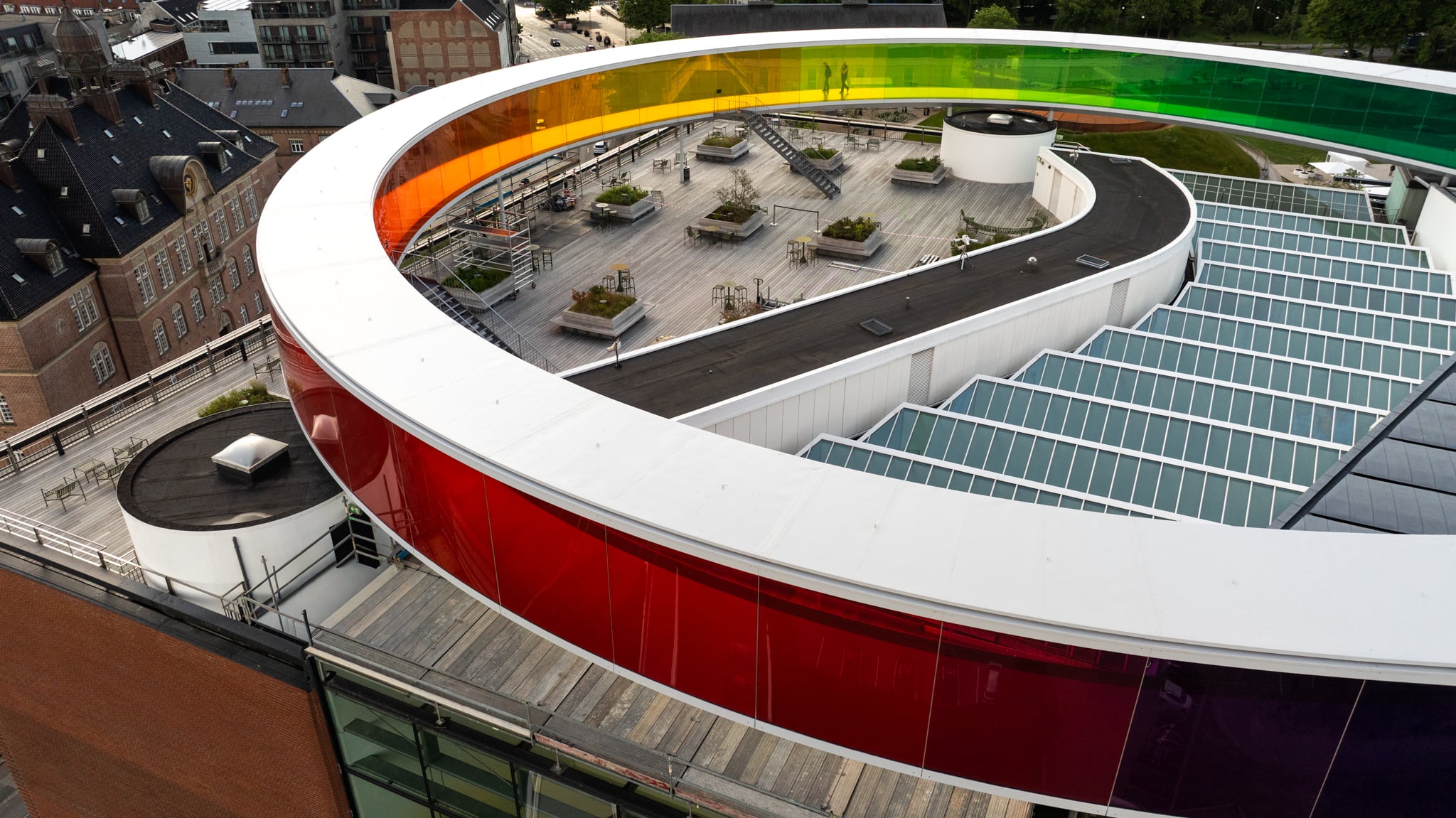 I forbindelse med åbningen af ARoS, James Turrell's, Skyspace - Domen "As Seen Below", stod jeg for drone entreprisen. Her stod jeg kl. 6 om morgenen for at lave de smukke billeder over ARoS og Aarhus. Your Rainbow Panorama af Olafur Eliasson står så smuk i forgrunden.