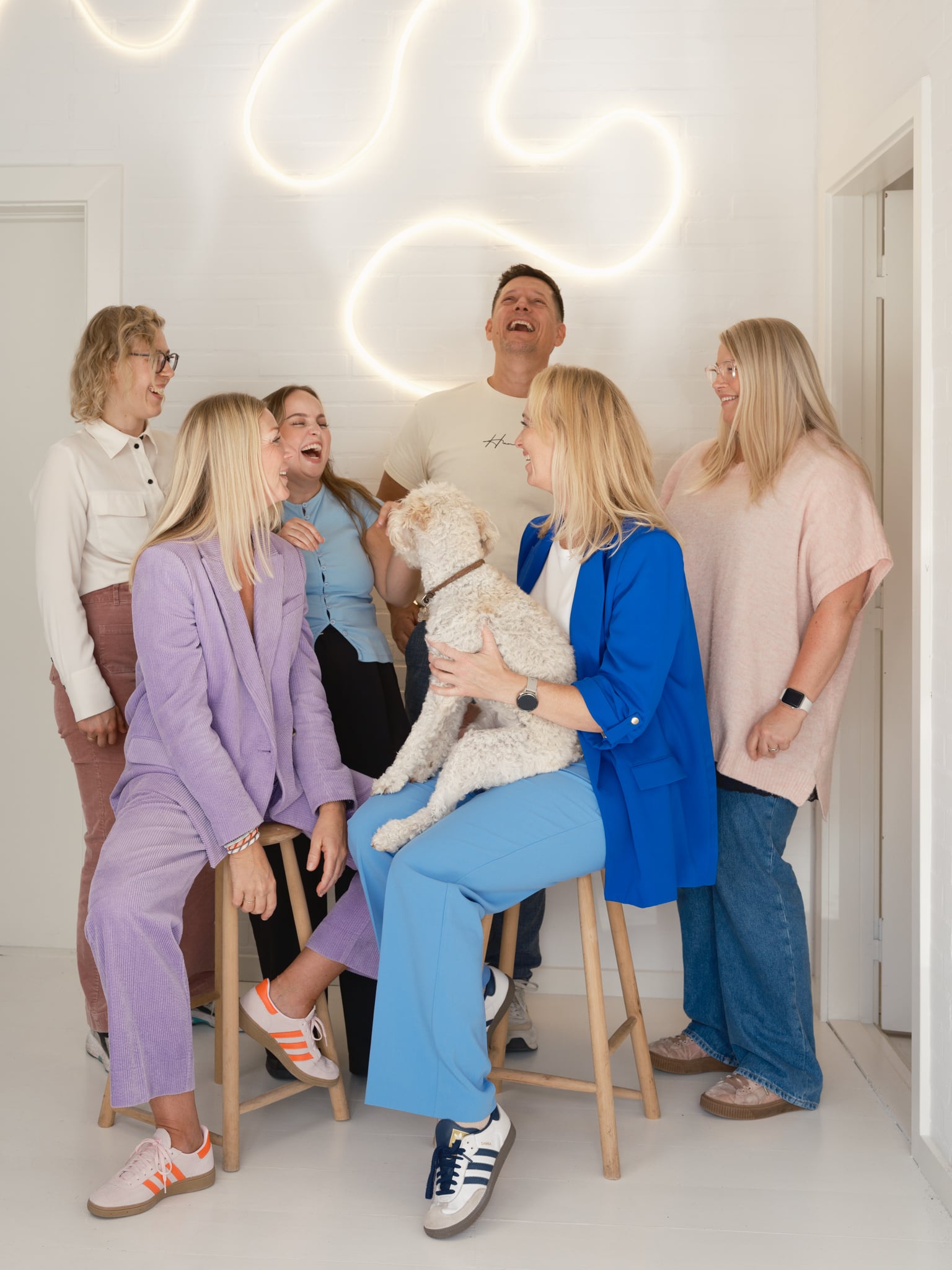 Kommunikationsbureauet Wayfab i Brabrand består af 6 medarbejdere og en kontorhund. Energien i billedet afspejler meget godt virkeligheden i den lille men effektive virksomhed.