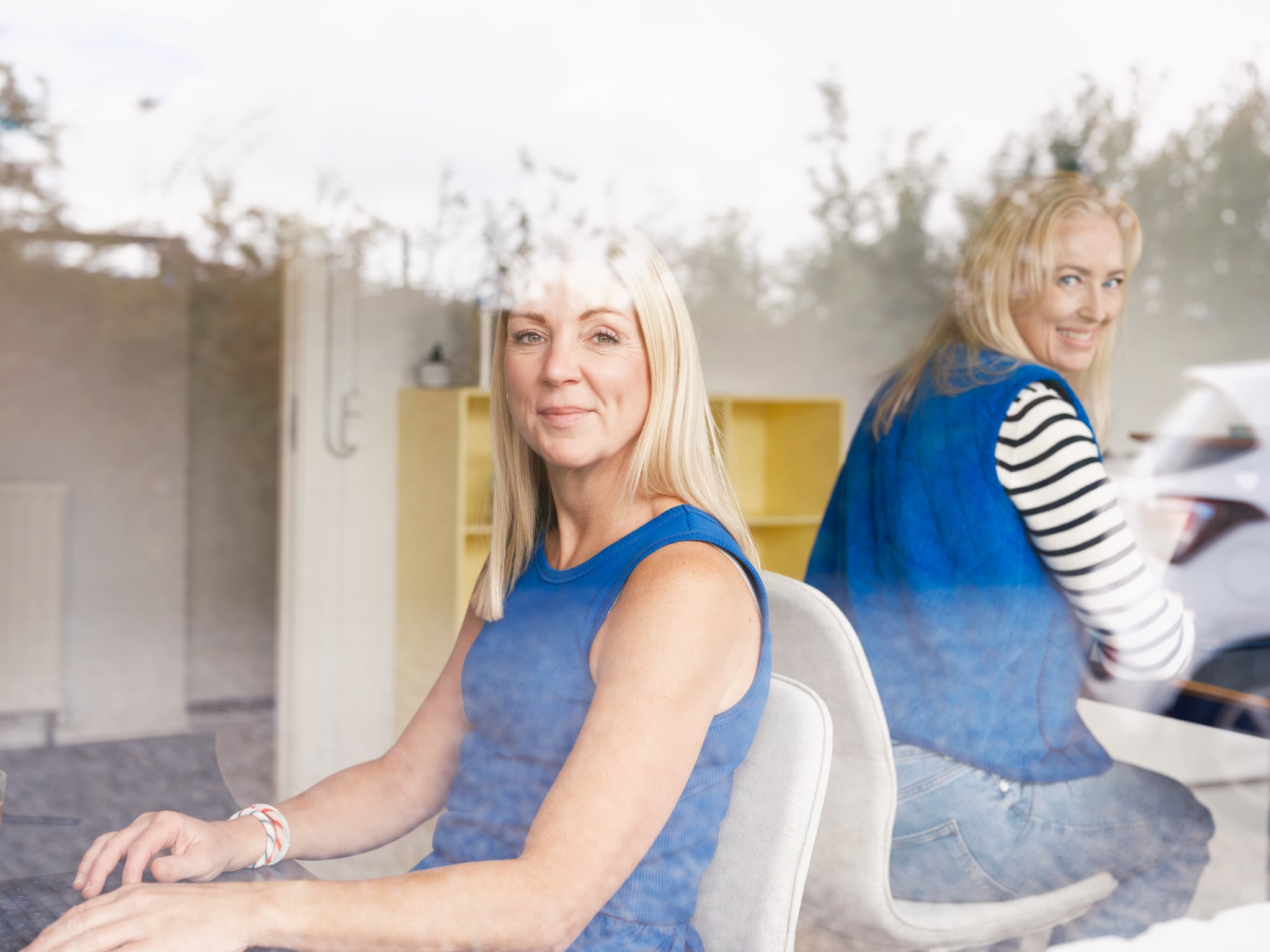 En hel dag brugte på at skabe en lækker billedebank til kommunikationsbureauet Wayfab i Brabrand. Line og Susanne der er partnere og veninder er sammen om virksomheden med 6 ansatte. De besidder den vildeste energi og er en fest at fotografere.