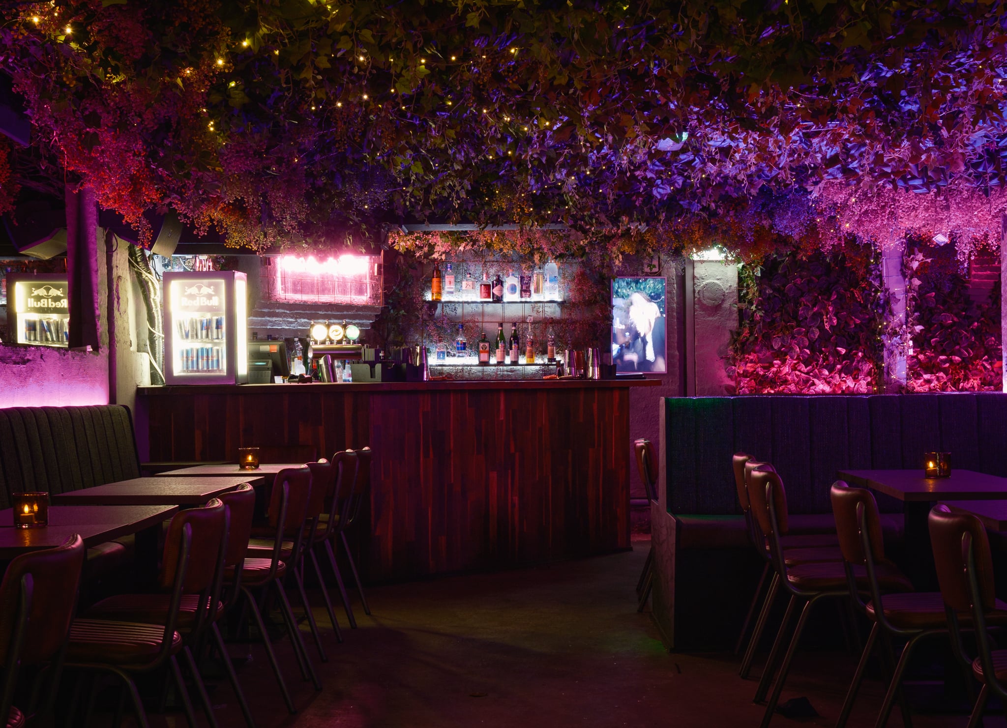 PV Kaffe & Cocktails på Pustervig Torv i Aarhus har netop renoveret kælderen, som kan bookes til diverse selskaber.
Jeg blev bestilt til at skabe stemningsbillederne til brug for hjemmeside og SoMe.